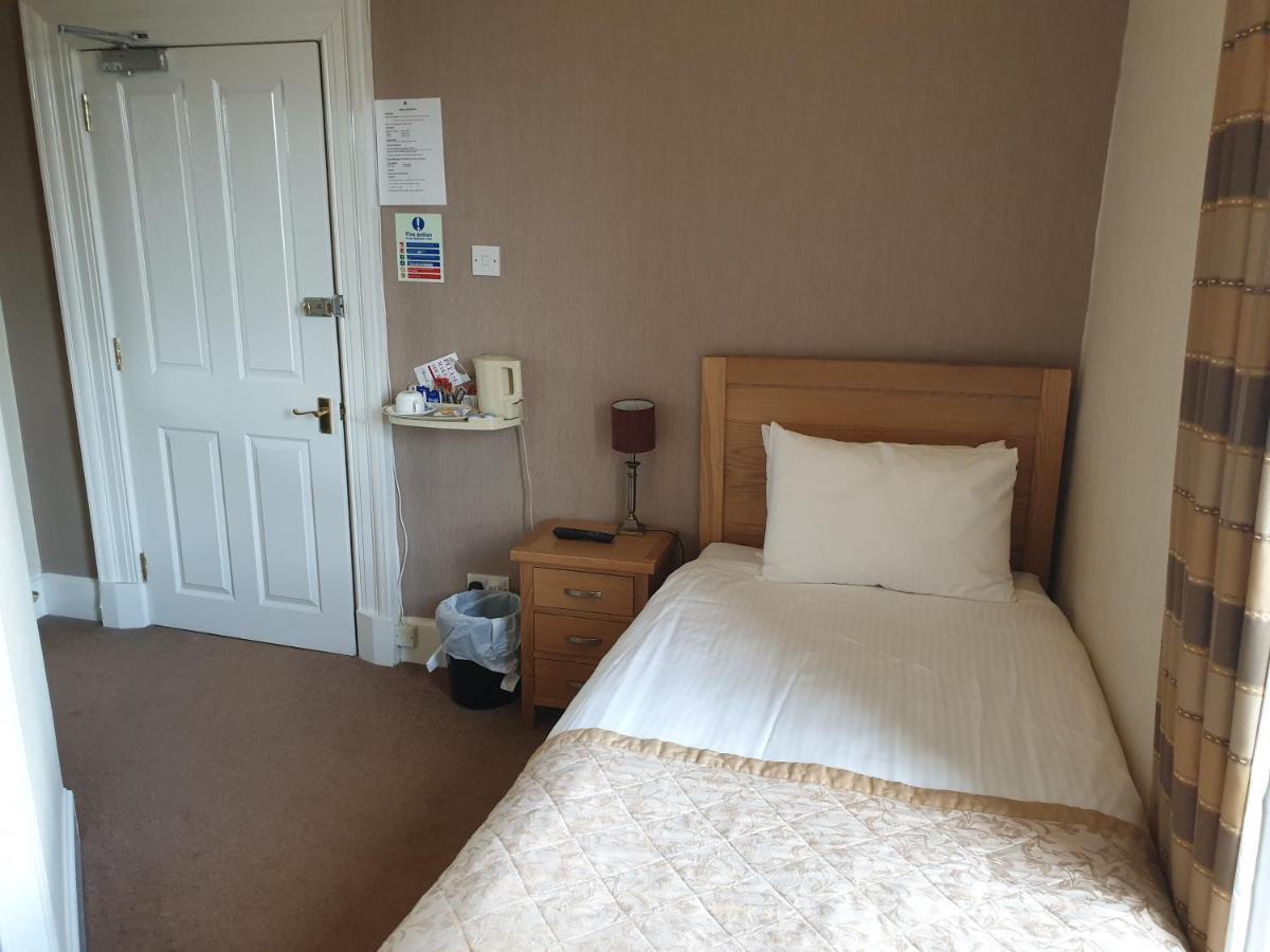 Commercial Hotel Alness Bagian luar foto