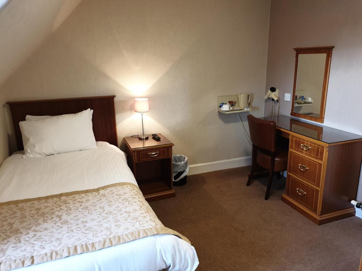 Commercial Hotel Alness Bagian luar foto