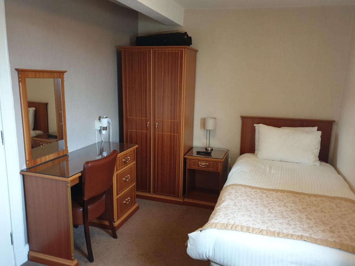 Commercial Hotel Alness Bagian luar foto