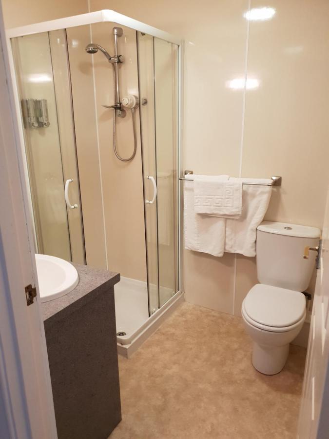 Commercial Hotel Alness Bagian luar foto