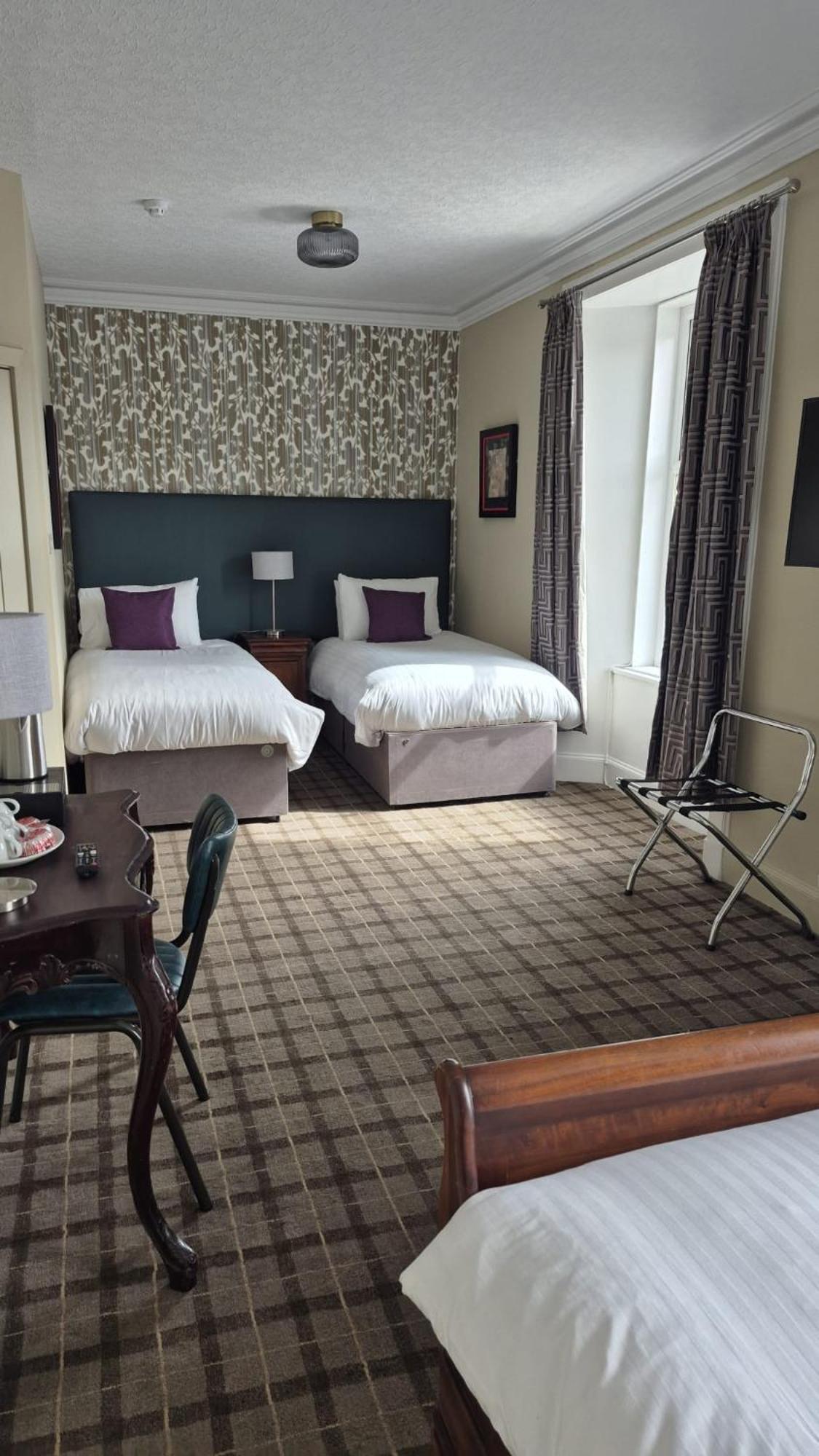 Commercial Hotel Alness Bagian luar foto