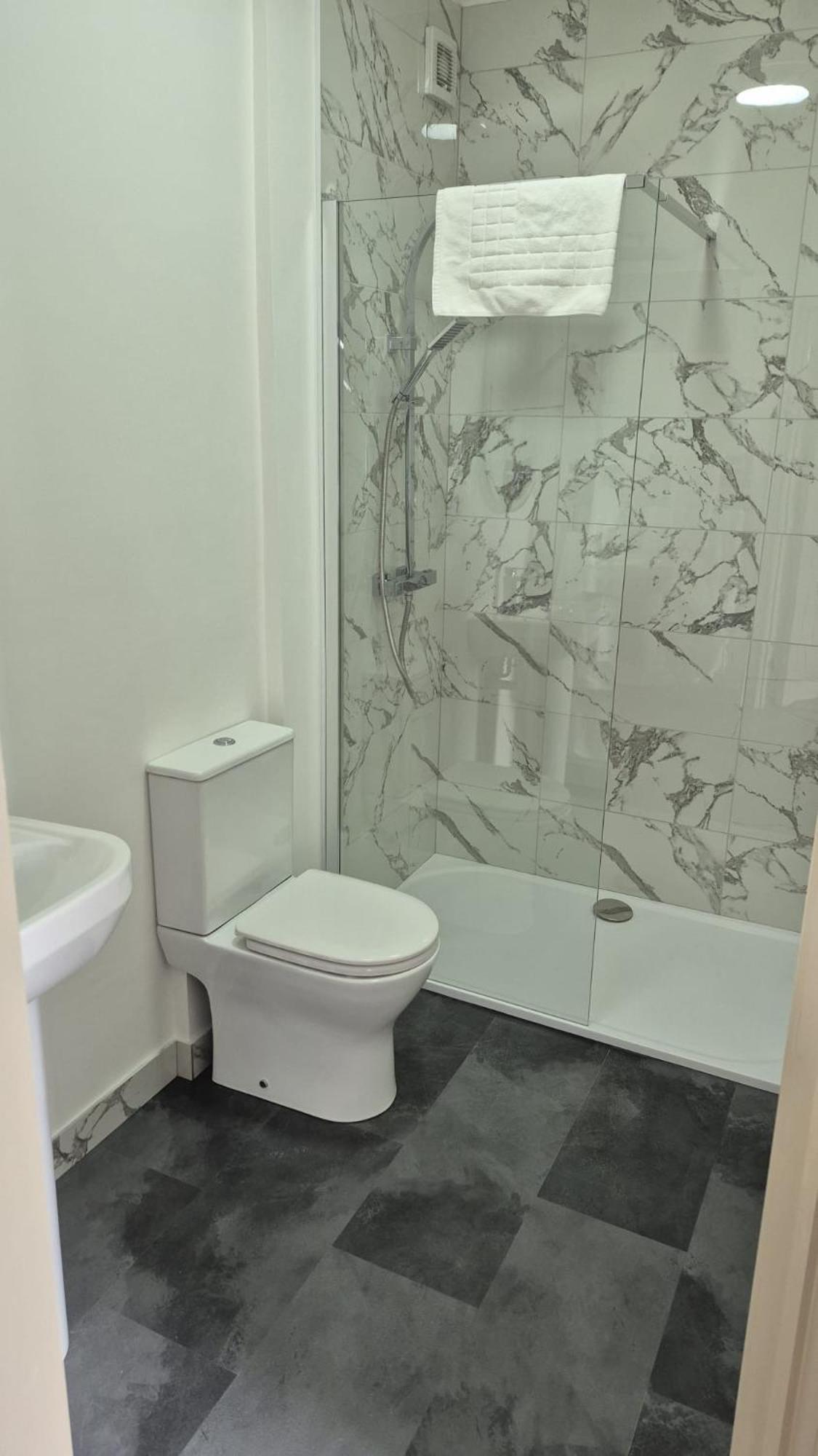 Commercial Hotel Alness Bagian luar foto